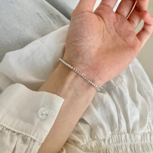 Détail du bracelet en argent sterling S925 à perles avec texture facettée délicate