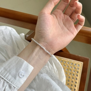 Bracelet minimaliste en argent sterling S925 à perles pour femme porté au poignet