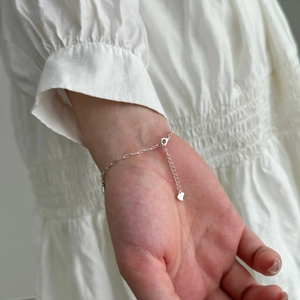 Détail du fermoir du bracelet en argent sterling S925 et du logo en forme de cœur