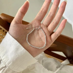 Détail du bracelet en argent sterling S925 avec perles facettées et chaîne de rallonge