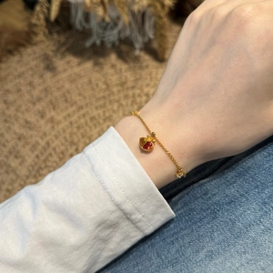 Vue détaillée d'un bracelet en argent S925 doré avec pendentifs fruits en cristal