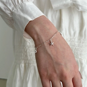 Élégant bracelet étoile de mer en argent S925 avec zircon sur le poignet de femme