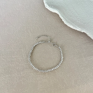 Détail macro du bracelet perlé en argent S925 avec fermoir mousqueton et chaîne réglable