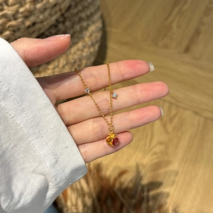 Détails du bracelet en argent S925 doré avec pendentifs grenade et pierres de zircon
