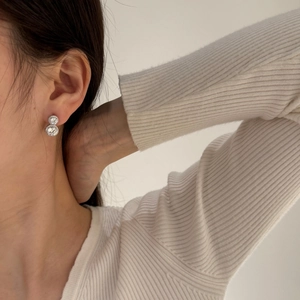 Gros plan de boucles d'oreilles en argent S925 en forme de calebasse avec zircons blancs