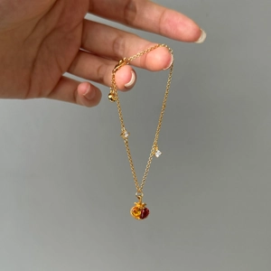 Bracelet raffiné en argent S925 doré avec deux pendentifs en forme de kaki en gouttes