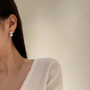 Détail rapproché des boucles d'oreilles gourde en argent S925 serties de zircons pavés