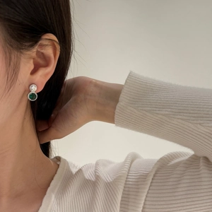 Détail de boucles d'oreilles S925 argent avec malachite verte et zircon blanc sur mannequin