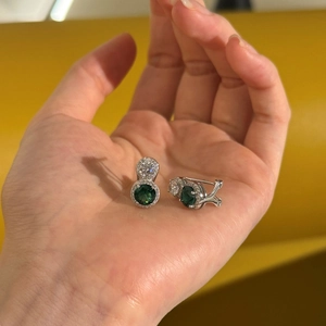 Vue détaillée de boucles d'oreilles gourde en argent S925 avec émeraude et zircon blanc