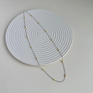 Elegant S925 sterling silver bicolor necklace with gold beads on round ceramic plate