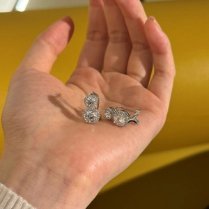 Gros plan de boucles d'oreilles en argent 925 avec double pierre en halo en forme de gourde