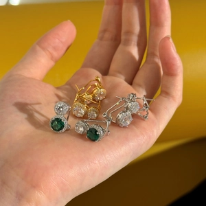 Puces d'oreilles gourde en argent S925 avec pierres blanches et vert émeraude pour femme