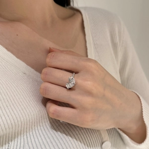 Detailed view of S925 sterling silver Toi et Moi ring featuring two heart-shaped stones