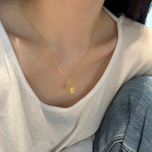 Détail d'un collier en argent S925 doré avec pendentif rectangulaire serti de zircons blancs