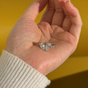 Elegant S925 sterling silver ring with double pear-shaped diamonds in heart design