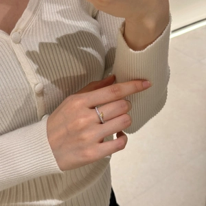 Gros plan d'une bague en argent S925 avec une pierre jaune en poire