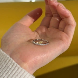 Bague en argent S925 avec pierre jaune en forme de poire et accents de diamants
