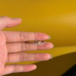 Détail d'une bague en argent S925 avec pierre jaune en poire et pavé de diamants