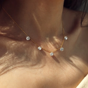 Squisita collana in argento sterling S925 placcato oro con cinque pietre preziose tonde