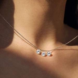 Elegant S925 sterling silver clavicle necklace with three sparkling round pendants