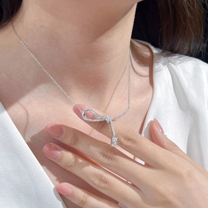 Collier élégant en argent S925 avec pendentif nœud étincelant et pierre rectangulaire