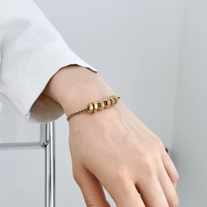 Dettaglio del bracciale in argento S925 placcato oro con cinque monete incastonate di zirconi
