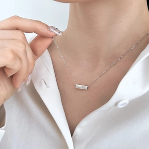Dettaglio della collana a barra in argento S925 minimalista con incisione a stella