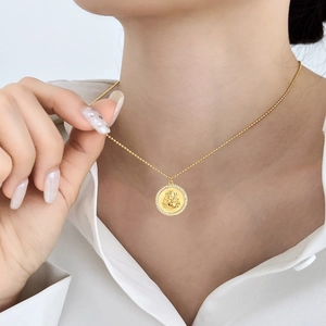 Collana in argento S925 con ciondolo Buddha Maitreya e pavé di zirconi indossata da donna