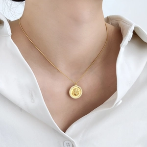 Dettaglio della collana in argento S925 dorato con ciondolo Buddha e cristalli lucidi