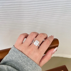 Dettaglio dell'anello in argento S925 con diamante quadrato da 7ct su una mano