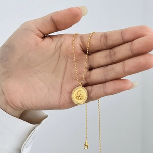 Collana con ciondolo Buddha Maitreya in argento S925 placcato oro e pietre scintillanti