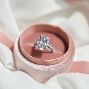 Macro di un lussuoso anello in argento da 7 carati in una scatola di velluto rosa