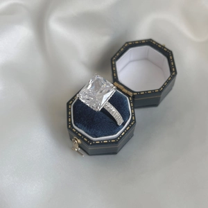 Macro di anello in argento taglio rettangolare da 7ct con diamanti in scatola blu