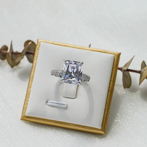 Vista macro di un anello di diamanti da 7 carati con fascia in argento a tre file