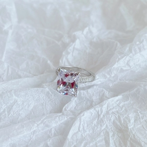 Dettaglio di gemma quadrata da 7ct con montatura in argento micro-pave su carta bianca