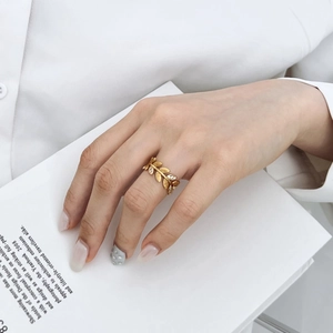 Bague feuille de blé en argent S925 dorée avec diamants sur fond blanc épuré