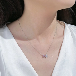 Détail du collier en argent S925 avec pendentifs cœur rose et goutte d'eau sur modèle