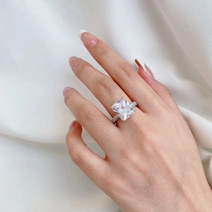 Anello lussuoso in argento 925 con gemma quadrata da 7 carati e fascia con pavé di diamanti