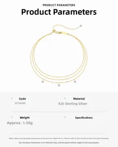 Vue détaillée d'un collier triple couche en argent 925 doré avec trois breloques zircon