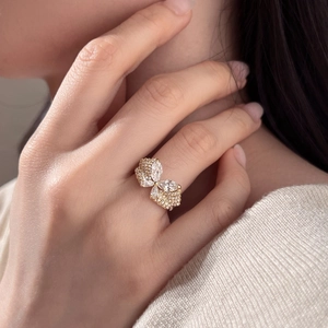 Détail de la bague papillon en argent S925 sertie de zircons marquise sur le doigt