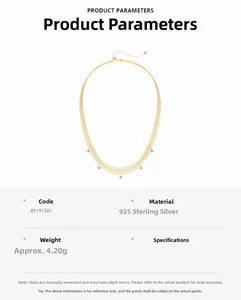 Gros plan détaillé d'un collier à trois rangs en argent S925 doré avec cinq breloques rondes