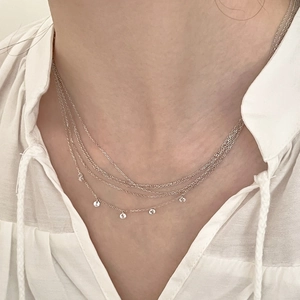 Détail du collier S925 en argent à plusieurs rangs avec cinq pendentifs en zircon
