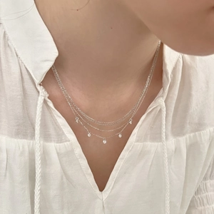 Détail d'un collier triple rang en argent S925 orné de cinq pendentifs en zircone