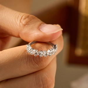 Bague élégante en argent sterling S925 avec un design pavé de diamants étincelants