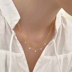 Détail du collier multicouche en argent S925 doré avec cinq pendentifs en cristal