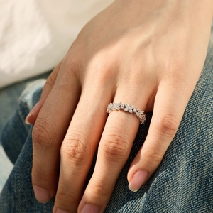 Bague élégante en argent sterling S925 avec pétales de cristal étincelants sur la main