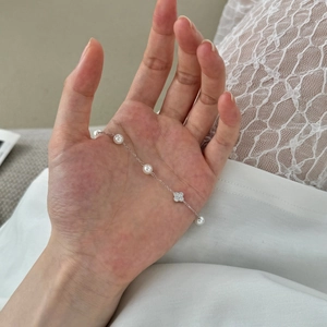 S925 Sterling Silber Perlenarmband mit Kleeblatt-Anhänger in der Hand präsentiert
