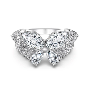 Bague papillon exquise en argent sterling S925 avec zircons marquise sur fond blanc pur