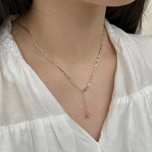 Detalle de collar en Y de plata de ley S925 con cadena de ondas y colgante redondo fino