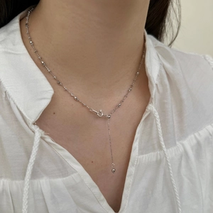Vue détaillée de la chaîne en argent sterling S925 avec perles et pendentif cœur